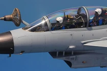 Cận cảnh J-10 2 chỗ ngồi hiếm của Không quân TQ