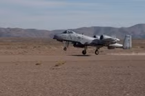 Cường kích A-10 thể hiện bản lĩnh với màn hạ cánh xuống đường đất