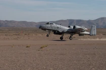 Cường kích A-10 thể hiện bản lĩnh với màn hạ cánh xuống đường đất