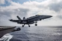 Phi công Hải quân và Không quân Mỹ khác nhau ra sao?