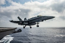 Phi công Hải quân và Không quân Mỹ khác nhau ra sao?