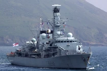 Cận cảnh khinh hạm Anh giương súng rượt tàu chiến Iran