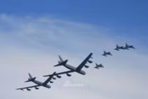 B-52 bay lượn ở triển lãm hàng không Colombia, Venezuela có lo lắng?