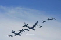 B-52 bay lượn ở triển lãm hàng không Colombia, Venezuela có lo lắng?