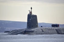 Tàu ngầm Anh chắp vá trở về nhà sau ba tháng lênh đênh trên biển