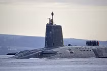 Tàu ngầm Anh chắp vá trở về nhà sau ba tháng lênh đênh trên biển