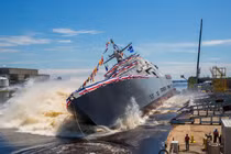 Tàu chiến mới nhất của Hải quân Mỹ xả khói đen khịt ngày nhập biên