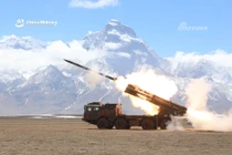 Choáng với siêu pháo phản lực của quân đội Trung Quốc 