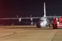 “Lực sĩ bay” C-130J của Mỹ gãy càng trước, mài mặt xuống đường băng 