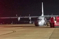 “Lực sĩ bay” C-130J của Mỹ gãy càng trước, mài mặt xuống đường băng 