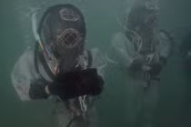 Thợ lặn hải quân Mỹ dùng trang phục cực dị để đi vào tàu USS Arizona