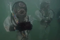 Thợ lặn hải quân Mỹ dùng trang phục cực dị để đi vào tàu USS Arizona