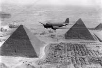 Mặt trận Bắc Phi đầy nắng và cát bụi trong Thế chiến thứ 2