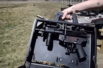 Mổ xẻ mẫu súng tiểu liên được ngụy trang trong… cặp tài liệu