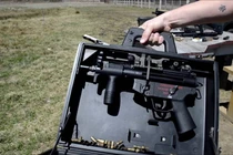 Mổ xẻ mẫu súng tiểu liên được ngụy trang trong… cặp tài liệu