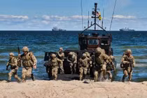 Hải quân Anh tấn công "giải phóng đảo", thảm bại trước dân quân địa phương