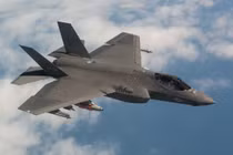 F-35 của Mỹ thể hiện động tác bay mới – “Rắn hổ mang quay đầu“!