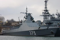 Cận cảnh tàu chiến tàng hình mang tên lửa Kalibr của Nga