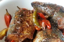 Kho cá thêm nắm lá này, cá không tanh, thơm ngon chắc thịt