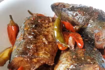 Kho cá thêm nắm lá này, cá không tanh, thơm ngon chắc thịt