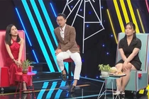 Vừa gặp gỡ, cặp đôi đã đút cho nhau ăn đầy tình tứ 