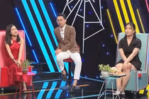 Vừa gặp gỡ, cặp đôi đã đút cho nhau ăn đầy tình tứ 