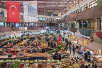 Khủng hoảng nổ ra, người dân không đủ tiền mua loại quả bình dân nhất