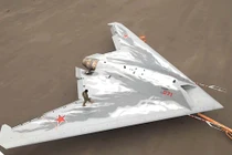 Choáng với kích thước khổng lồ của UCAV S-70 do Nga sản xuất