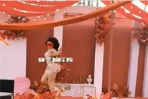 Mặc hở múa cột giữa đám cưới, cô gái khiến khách mời đỏ mặt