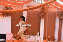 Mặc hở múa cột giữa đám cưới, cô gái khiến khách mời đỏ mặt