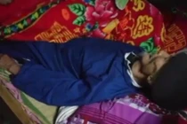 Hoảng hồn cụ ông bật nắp quan tài ngồi dậy giữa đám tang