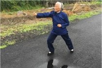 90 năm luyện võ, cụ bà khiến trai tráng phát hờn 