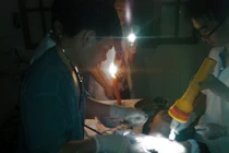 Cảm động những hình ảnh bác sĩ nỗ lực cứu sống bệnh nhân