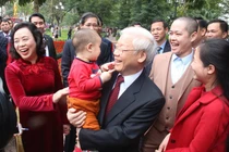 Tổng bí thư thả bộ bên Hồ Gươm ngày đầu năm mới