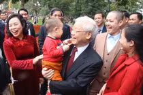 Tổng bí thư thả bộ bên Hồ Gươm ngày đầu năm mới