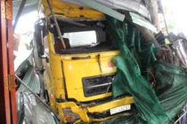 Tiền Giang: Container đâm vào nhà dân, 3 người thương vong