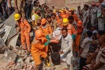 Tòa nhà 4 tầng bất ngờ đổ sập, 11 người thiệt mạng