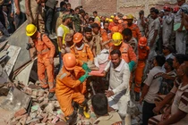 Tòa nhà 4 tầng bất ngờ đổ sập, 11 người thiệt mạng