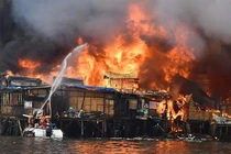 Hiện trường khu ổ chuột cháy ngùn ngụt, thiêu rụi 1.000 ngôi nhà