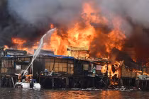 Hiện trường khu ổ chuột cháy ngùn ngụt, thiêu rụi 1.000 ngôi nhà