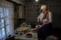 Kinh ngạc cụ bà U80 sống một mình trong ngôi làng ở Nga