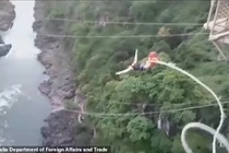 Khoảnh khắc kinh hãi cô gái trẻ rơi xuống sông đầy cá sấu