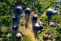 Tận mục cuộc sống ở ngôi làng biệt lập giữa núi rừng Indonesia