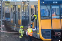 Cha tử vong khi cố cứu con rơi xuống đường ray