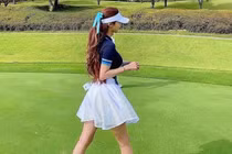 Đi chơi golf, mỹ nhân mặc gợi cảm khoe body cực phẩm