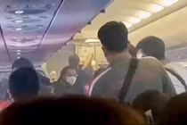 Cảnh hỗn loạn trên máy bay khi sạc dự phòng phát nổ