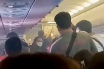 Cảnh hỗn loạn trên máy bay khi sạc dự phòng phát nổ