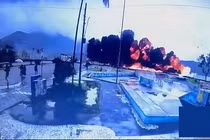 Khoảnh khắc kinh hoàng máy bay lao xuống bãi biển và phát nổ