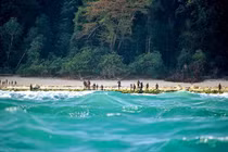 Đột nhập hòn đảo biệt lập, không ai dám ghé thăm