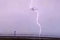 Hãi hùng máy bay chở khách bị sét đánh giữa không trung